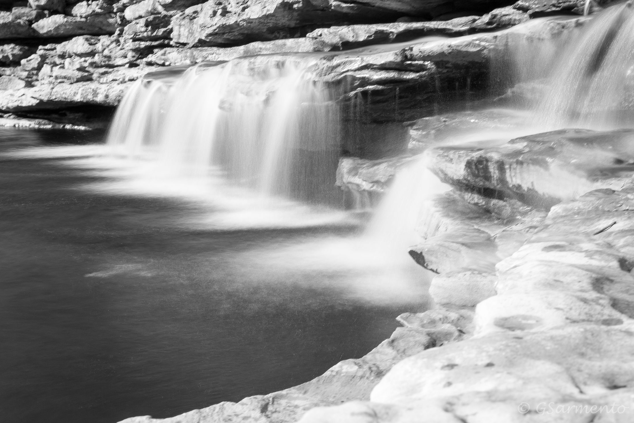 Cachoeira sobre lajedo de pedra